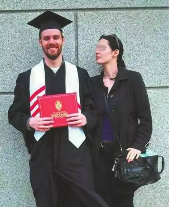 克里斯滕森和他的妻子 图 / 来源于网络