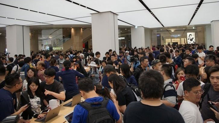 台湾终迎首家苹果店 现场排队者人山人海(图)