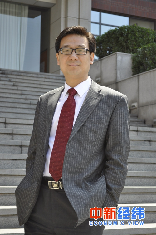 杨东认为,"这条规定比上海地区要求的在本地具有经营实体的商业银行