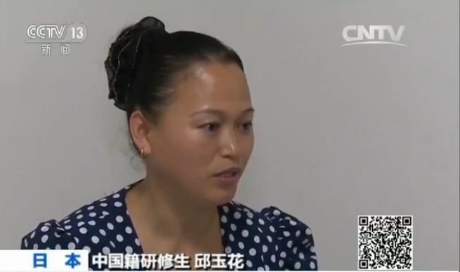 央视记者 何欣蕾:尽管存在拖欠工资,过度劳动等等问题,但是劳动者对较