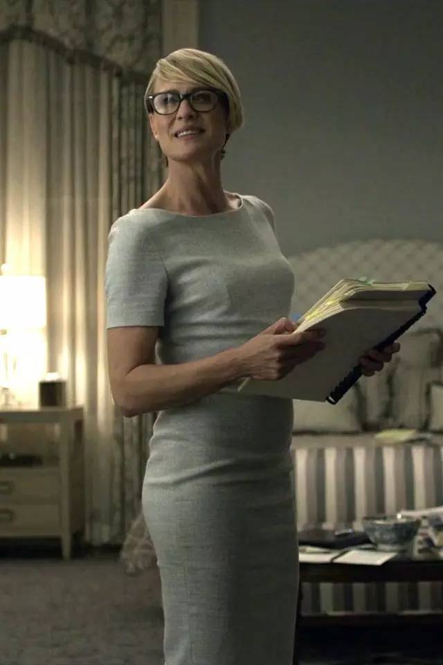 比纸牌屋剧情更好看的是女主claire的职业装