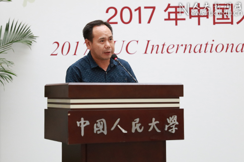 洪大用,郭洪林为荣誉教师代表颁发证书.