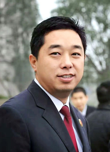 李立峰,现为重庆市人民检察院检察官,中国摄影家协会会员,重庆市检察