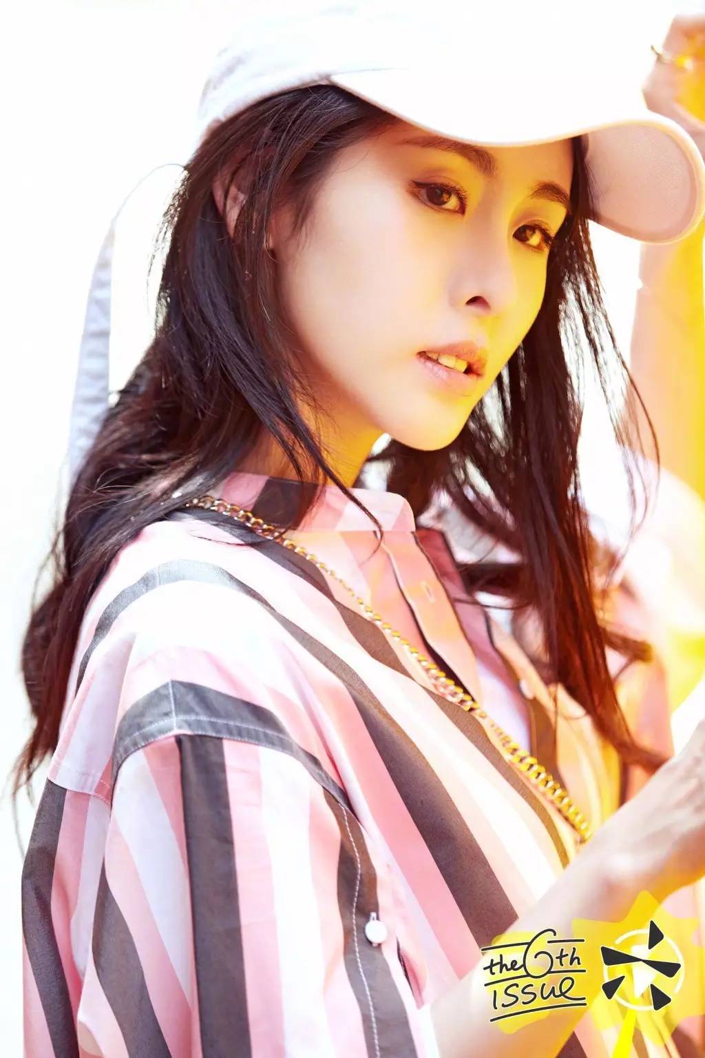 他之前的经纪人叫任思奕,在歌手里露脸过的小美女,私下比较高冷,她