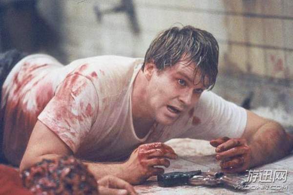 《电锯惊魂8》最新惊悚海报 竖锯猪头面具诡异骇人