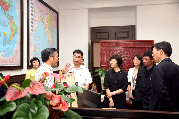 在校党委副书记,副校长杨克欣,南开云南校友会会长赵体光的陪同下