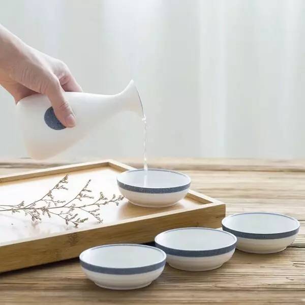 万丈红尘三杯酒,千秋大业一壶茶
