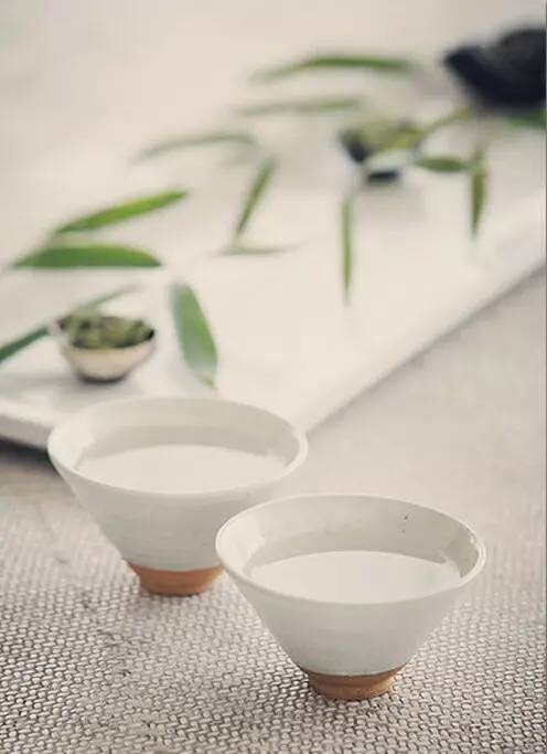 万丈红尘三杯酒,千秋大业一壶茶