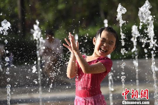 北方持续高温儿童戏水纳凉