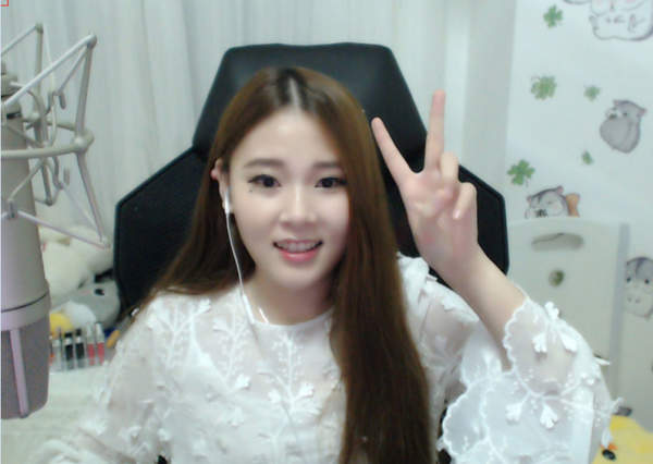 lol女主播酥酥遇痴情男粉 对方竟为她做出了这种事