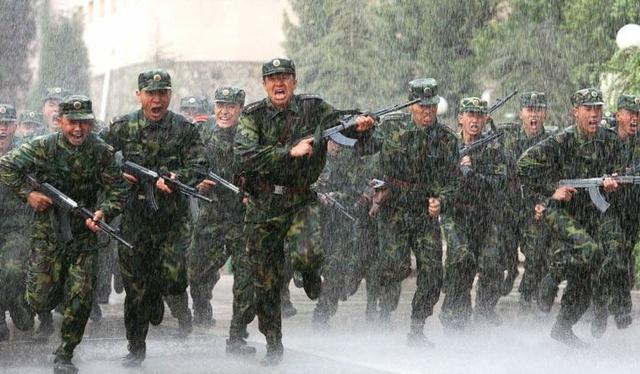 "八一杠"和不抛弃,不放弃的钢七连,都是上世纪90年代前后中国