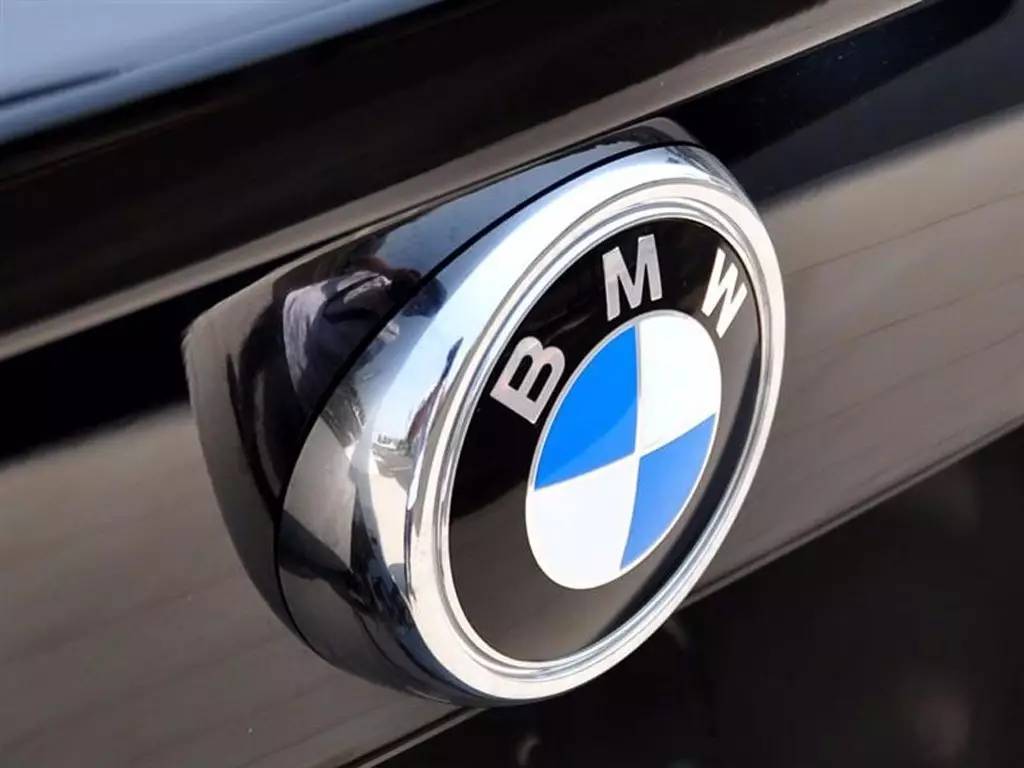 奔驰摘得中国豪华车桂冠，奥迪卯足劲要杀个回马枪