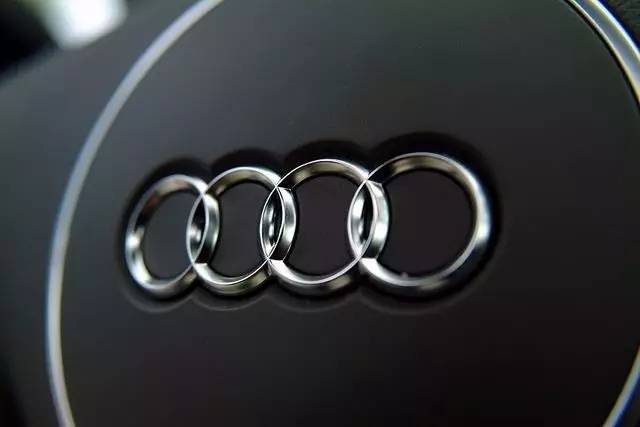 奔驰摘得中国豪华车桂冠，奥迪卯足劲要杀个回马枪