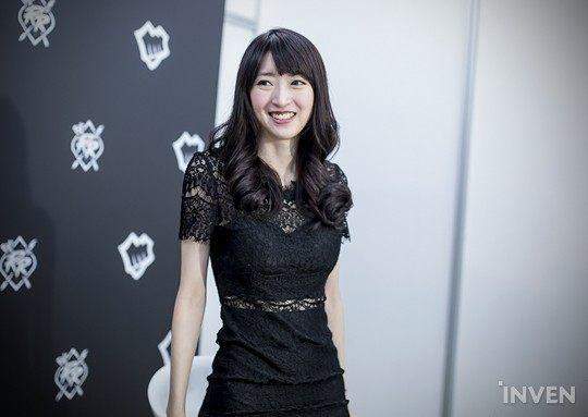 lol洲际赛美女主持小熊:faker一直看我 很不好意思_八卦趣闻_新浪游戏