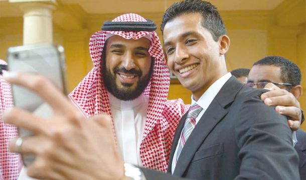 2016年6月17日,美国华盛顿,穆罕默德·本·萨勒曼(左)与一名沙特学生