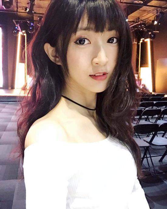 lol洲际赛美女主持小熊走红 网友:她是台湾miss(图)