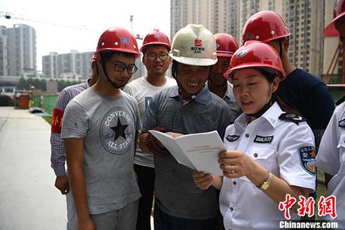 资料图：农民工学习法律法规。 中新社记者 韩苏原 摄