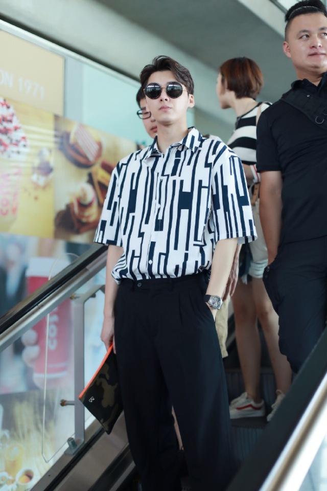 李易峰上个月还棱角分明这个月就发福?脸圆大肚腩都是拍摄角度的锅!