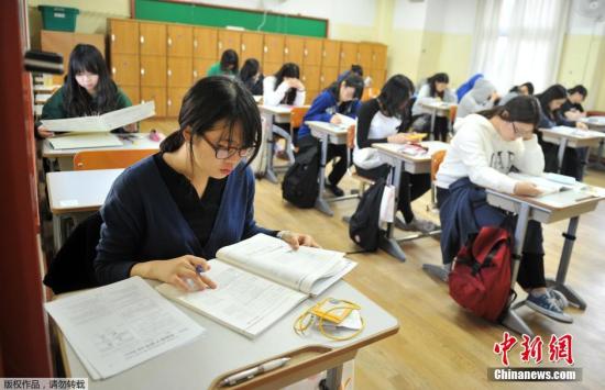 资料图:韩国首尔的一间教室里,学生们在紧张的备考。