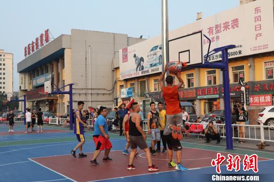 180万人口的阜新参加篮球运动人数达到70万之众 沈殿成 摄