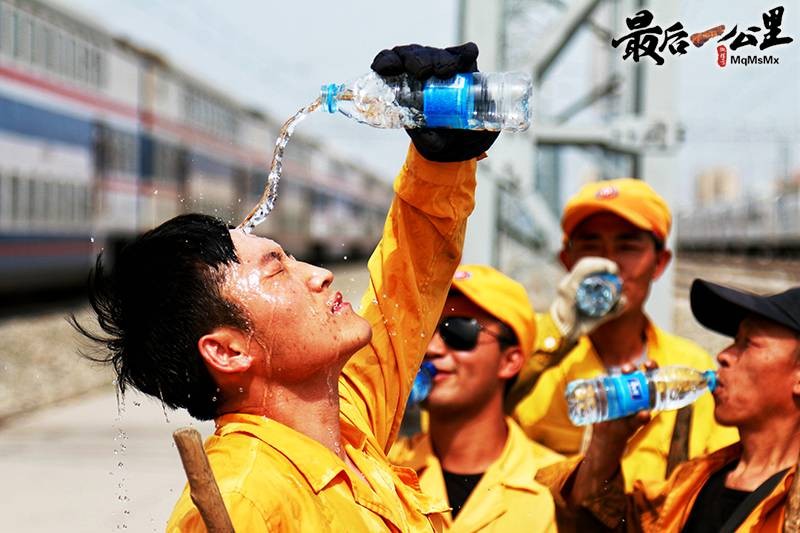 为他们点赞 烈日下他们流淌的汗水是否震撼了你