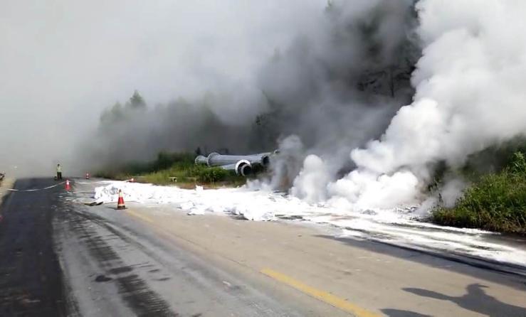 广西钦州一槽罐车发生事故28吨浓硫酸泄漏