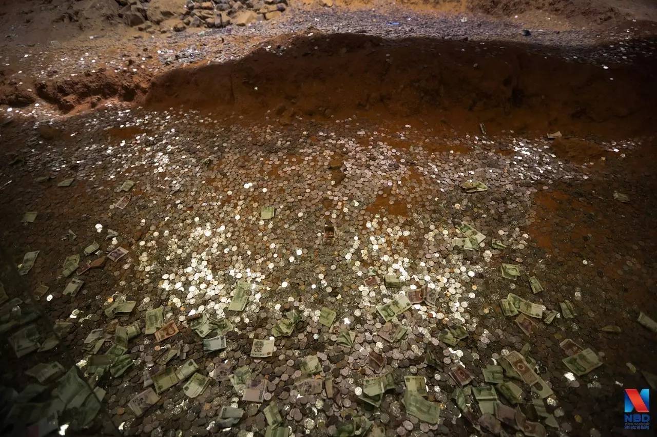 一言不合就扔钱?雷峰塔遗址成“钱山”,景区很无奈__财经头条
