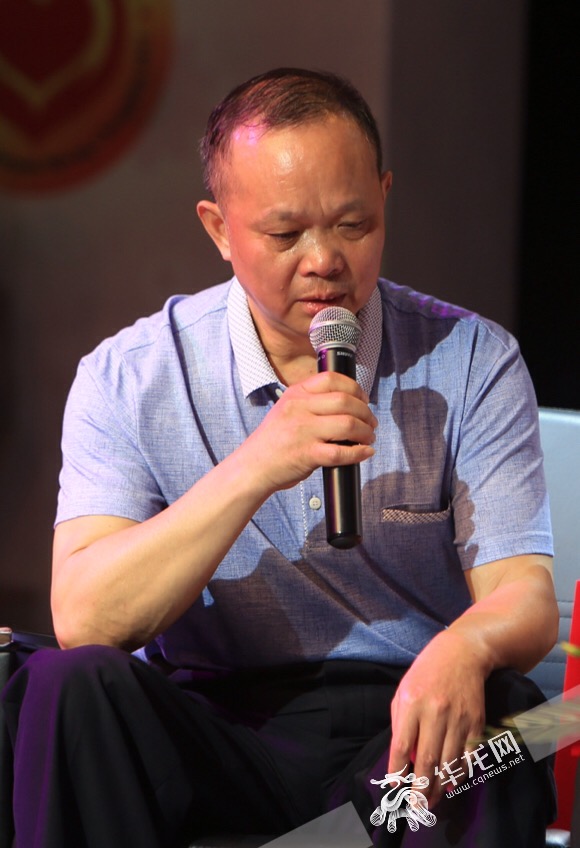 “最美巴渝•感动重庆”月度人物发布 “平民英雄”徐前凯感动全场|徐前凯|重庆|李毅_新浪新闻