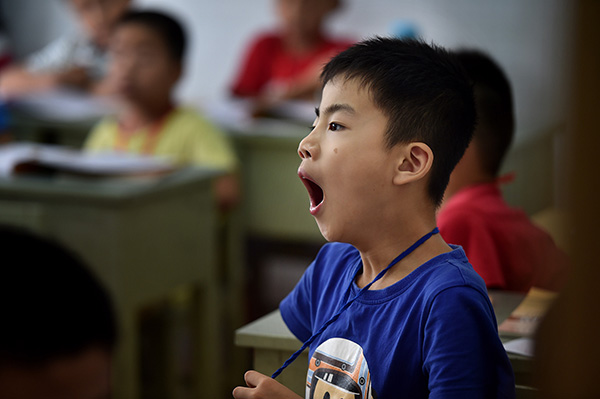 暑期班上一个孩子在打哈欠.