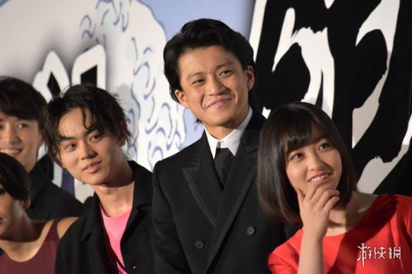 本作的导演福田雄一·小栗旬(右,可有电影中银时的风采?