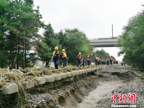 沈吉铁路因洪灾受损 致途经列车晚点部分停运