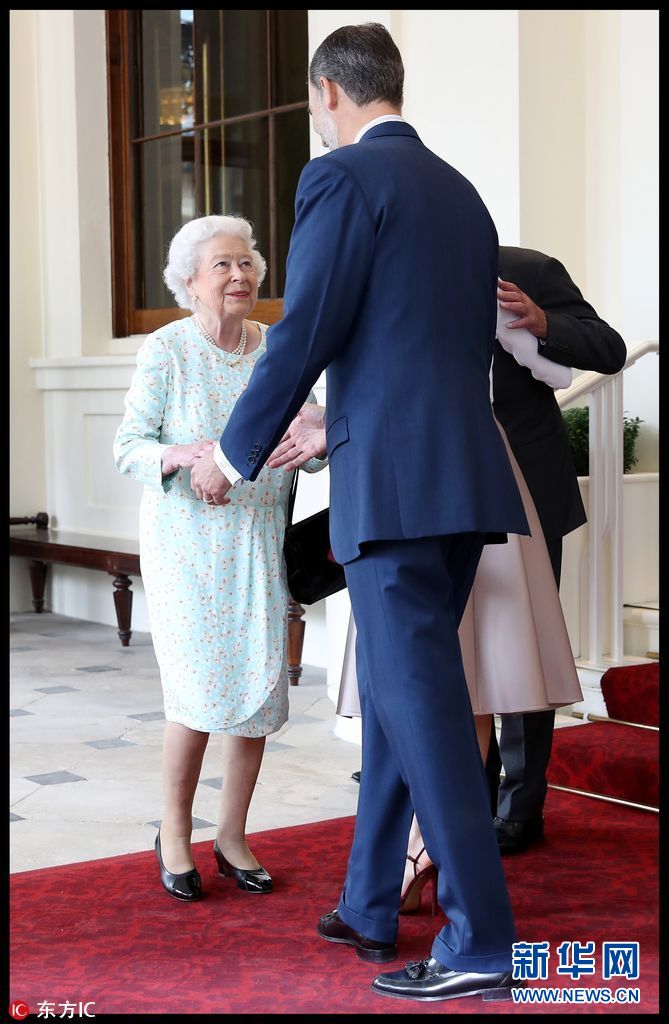 英女王送别西班牙国王夫妇 着碎花长裙91岁高龄演绎别样小清新(组图)