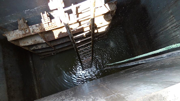 "粪便,动物尸体,油块,箩筐,塑料袋……污水里面几乎什么都有!