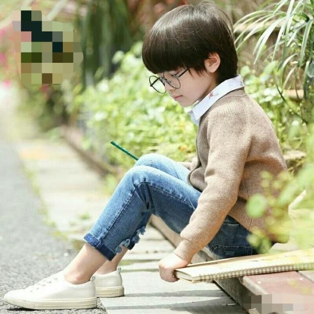 z看看安吉的侧脸太帅气可爱了,看到了一个迷你版的宋仲基!