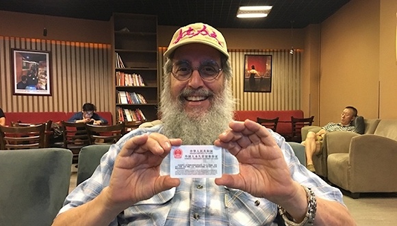 身份证推行仅一个多月内,这位留着花白大胡子,年近古稀的美国老人为何