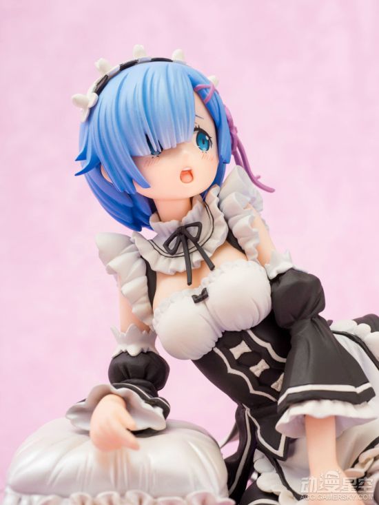 《从零开始的异世界生活》雷姆女仆装手办 横卧垫子娇羞不已