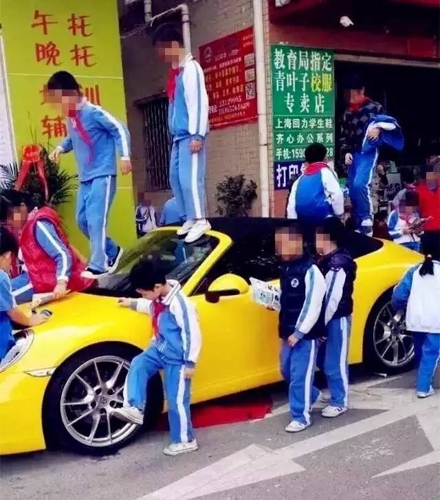 小孩背靠2900万帕加尼合照，车主怒骂