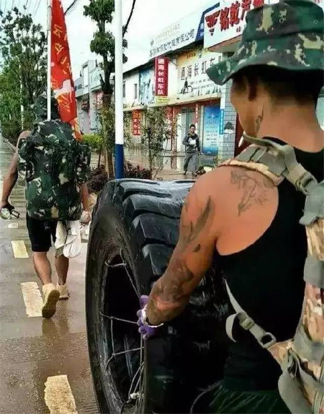 云南小伙滚轮胎徒步去西藏，路上竟然滚出了一百万！