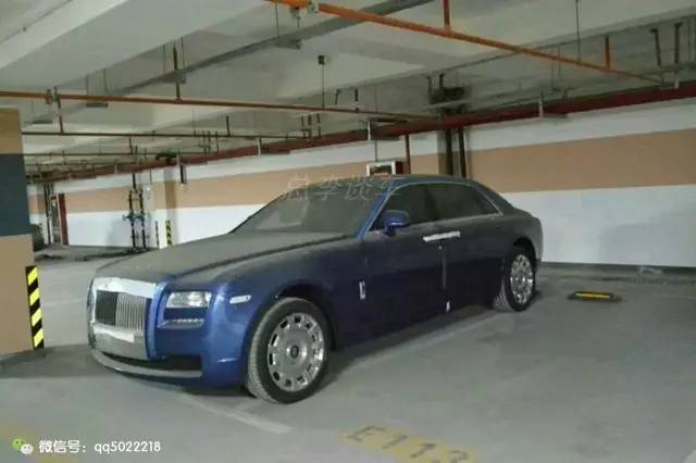 6辆“无牌”劳斯莱斯停地下车库很久，车上全是灰，保护膜还在呢