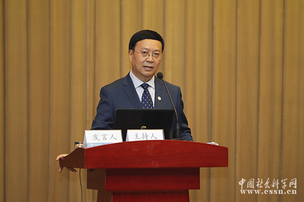 科学院经济研究所党委书记王立胜主持会议 本网记者 张帆/摄会议现场