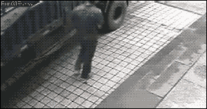 车好好停在那儿被砸了，怎么办？