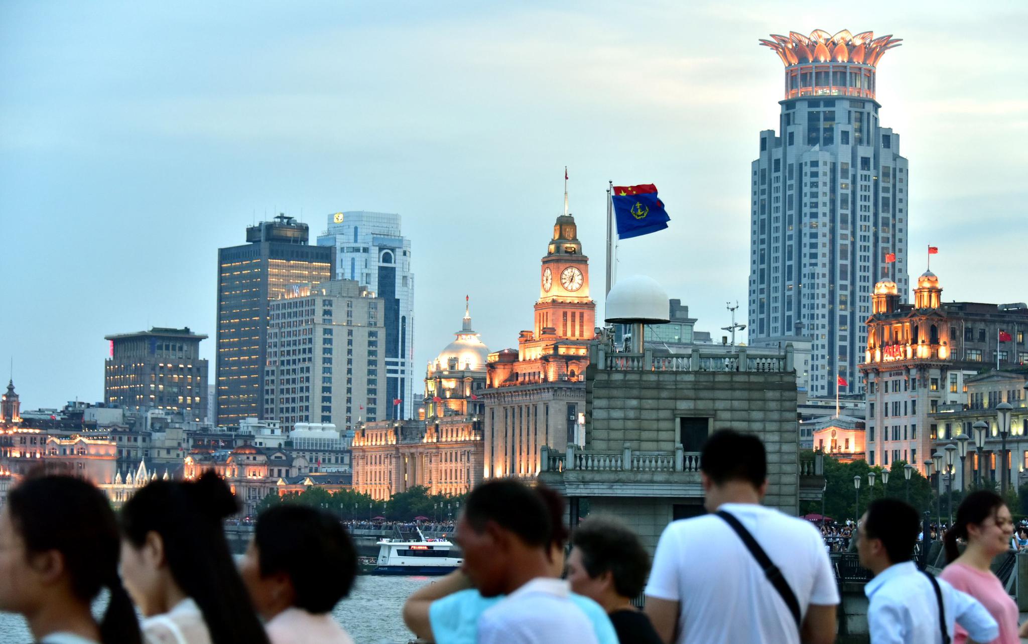 7月13日傍晚,一群旅客在上海外滩观光.摄影/章轲