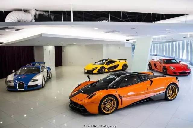 小孩背靠2900万帕加尼合照，车主怒骂