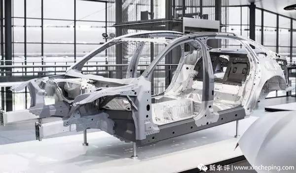 奥迪A8扎推新技术碾压奔宝，双B说，我和你比外形！