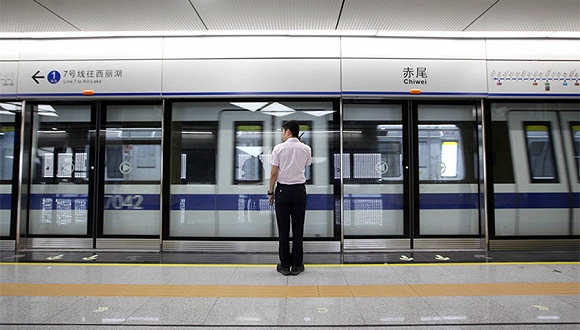 深圳地铁乘客晕倒引慌乱致15人受伤 尚有4人需留院观察