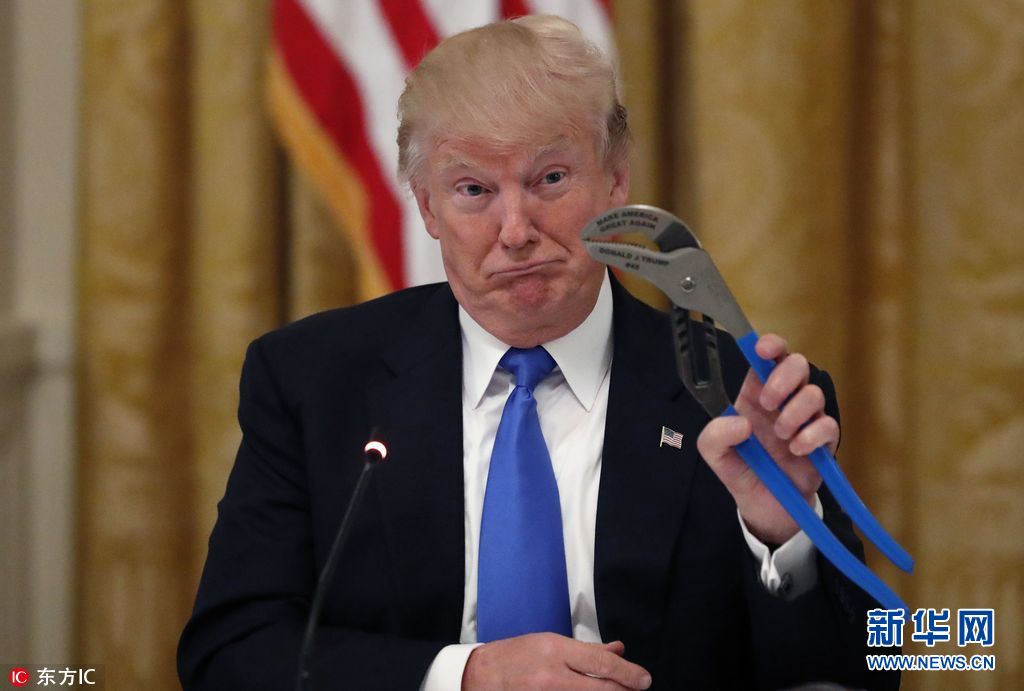 特朗普出席美国制造周活动与公司代表会晤拿扳钳表情搞怪