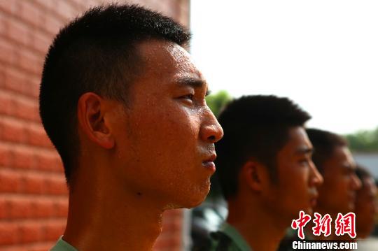 高温下的消防官兵穿比棉袄厚的战斗服训练