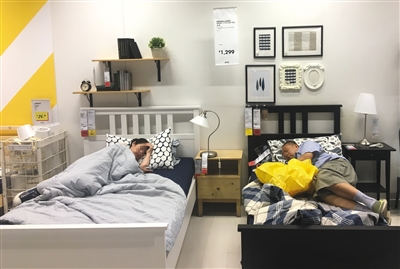 7月19日,在宜家西红门店床品销售区域两位市民正在休息。 新京报记者 王飞 摄