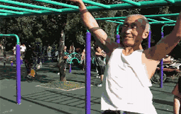 ▲大爷轻轻松松就从一架云梯上“荡”了过去。