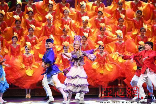 7月20日20时30分,新疆人民会堂,正在举行第五届中国新疆国际民族舞蹈